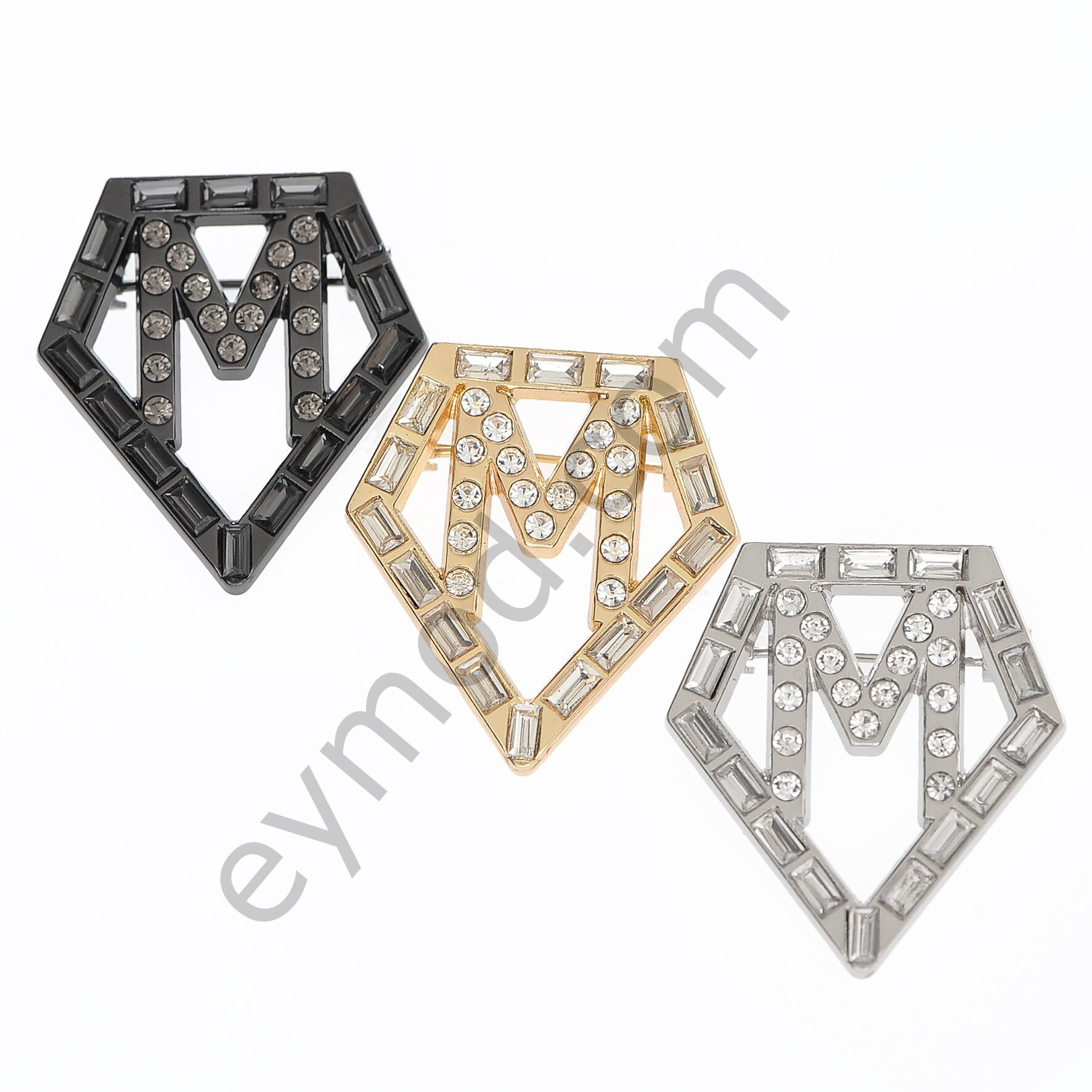 33 Taşlı Kristal M Broş